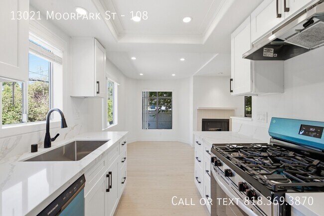 Building Photo - 13021 Moorpark St