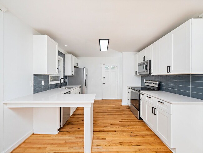 Building Photo - "Charming 3-Bed Home with Gleaming Hardwood Floors on Sheffield Road!"