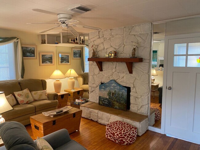 Building Photo - Nokomis Beachy Bungalow (Off Season)