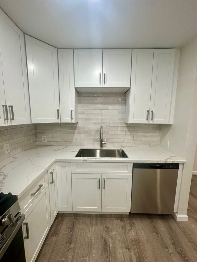 Building Photo - COMING SOON--Newly remodeled 2 bedroom 1 bath apartment 4 blocks from the beach