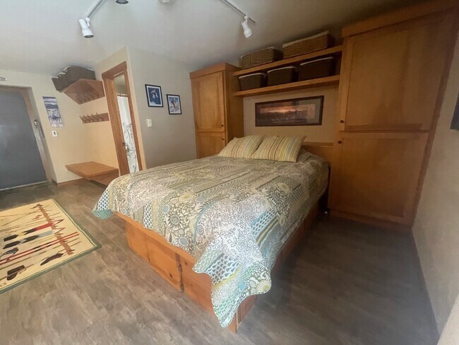 Building Photo - 515 Northwest Passage