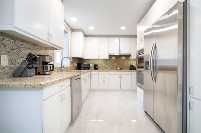 Building Photo - 19211 Fisher Island Dr
