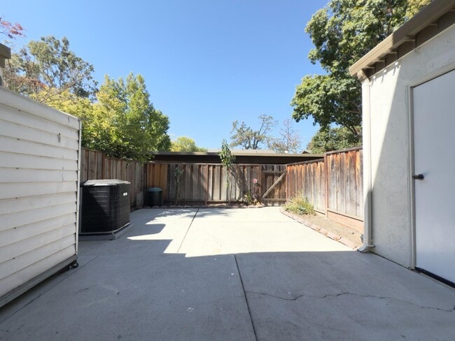 Building Photo - 217 Chantilley Ln