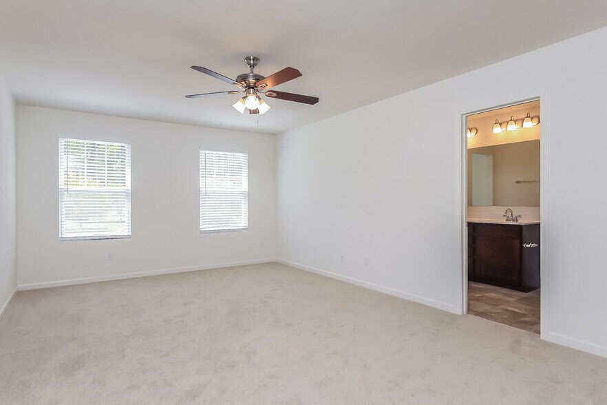 Building Photo - 559 Green Willow Cir