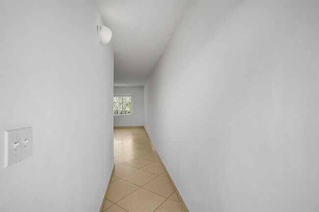 Building Photo - 3214 Coral Ridge Dr