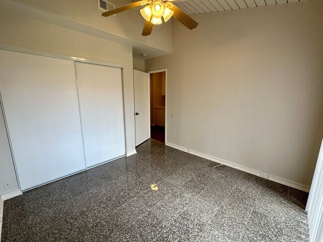 Building Photo - 3266 Loma Riviera Dr