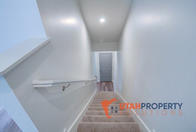 Building Photo - 1013 W 400 S