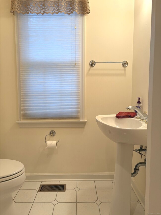 Building Photo - 5 Howes Ct