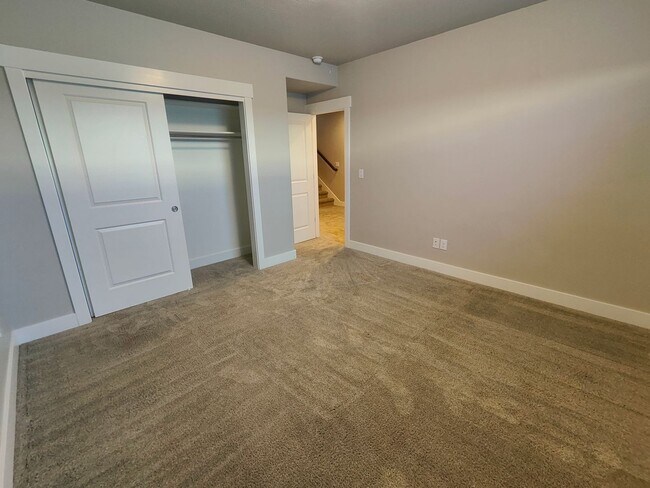 Building Photo - Spacious 6 Bed, 3.5 Bath Home in Clinton, UT