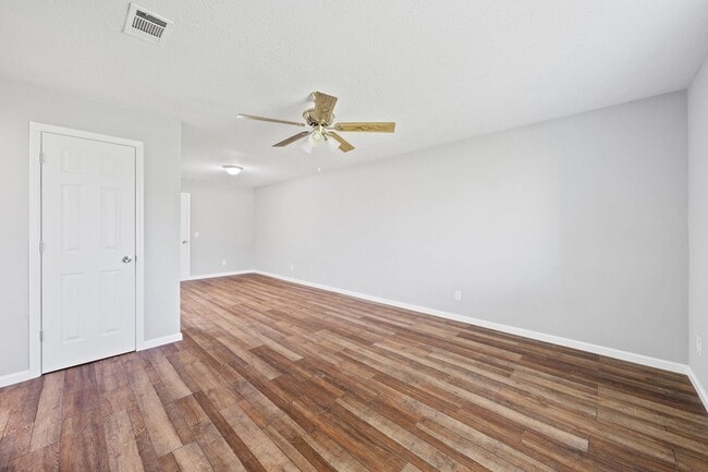 Building Photo - 2 Bedroom 1.5 Bathroom