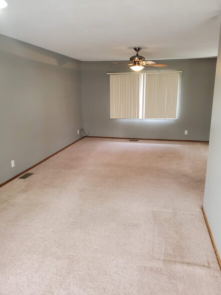 Building Photo - 9060 Oakwood Dr