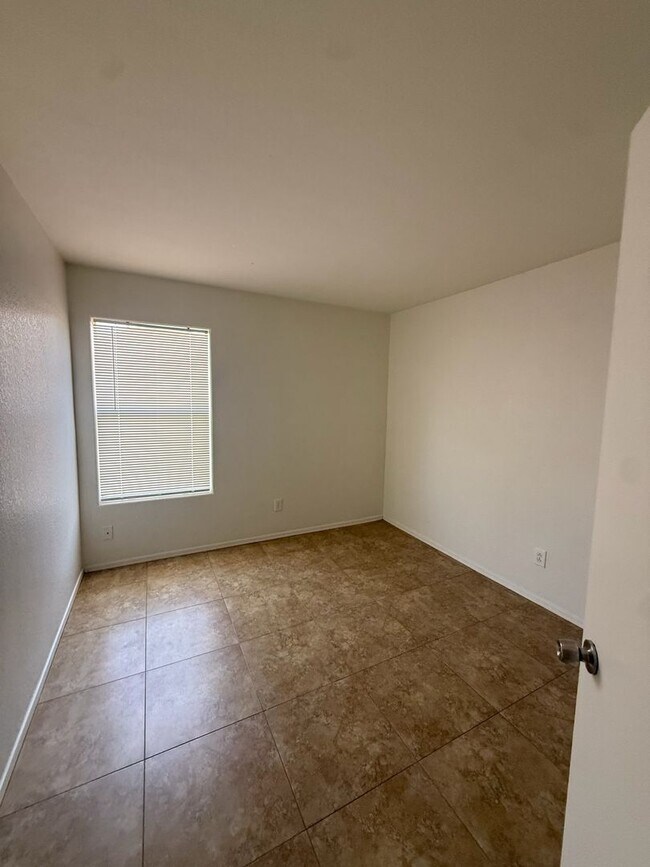 Building Photo - 1704 E Los Alamos St