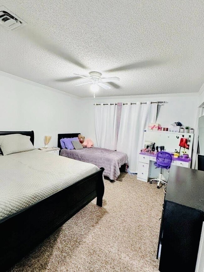 Building Photo - 130 Cypress Way W