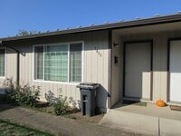 Building Photo - Updated, Spacious One Bedroom