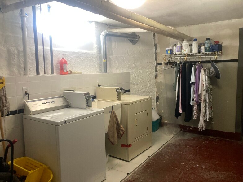 Building Photo - 3150 Harriet Ave