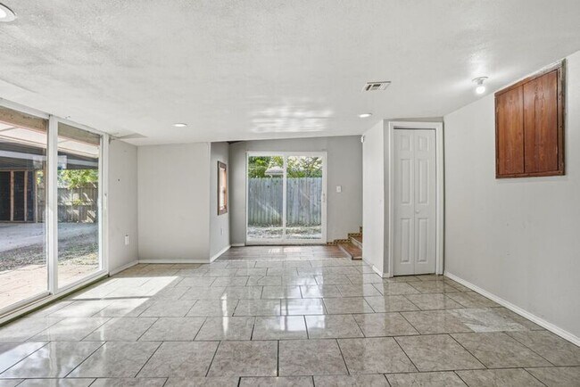 Building Photo - 2514 E Archer St