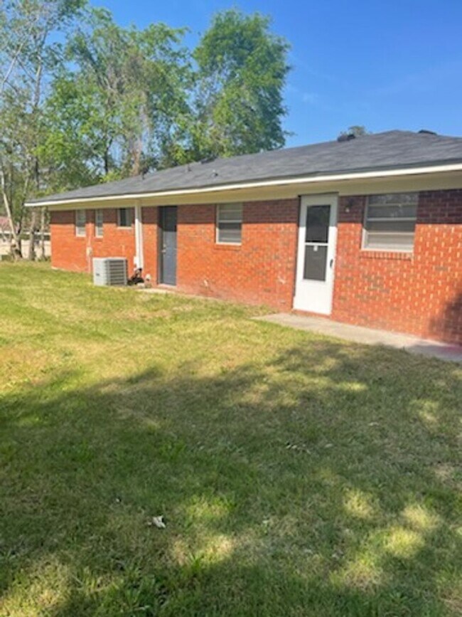 Building Photo - Clean, Move in Ready 4 Bedroom Home