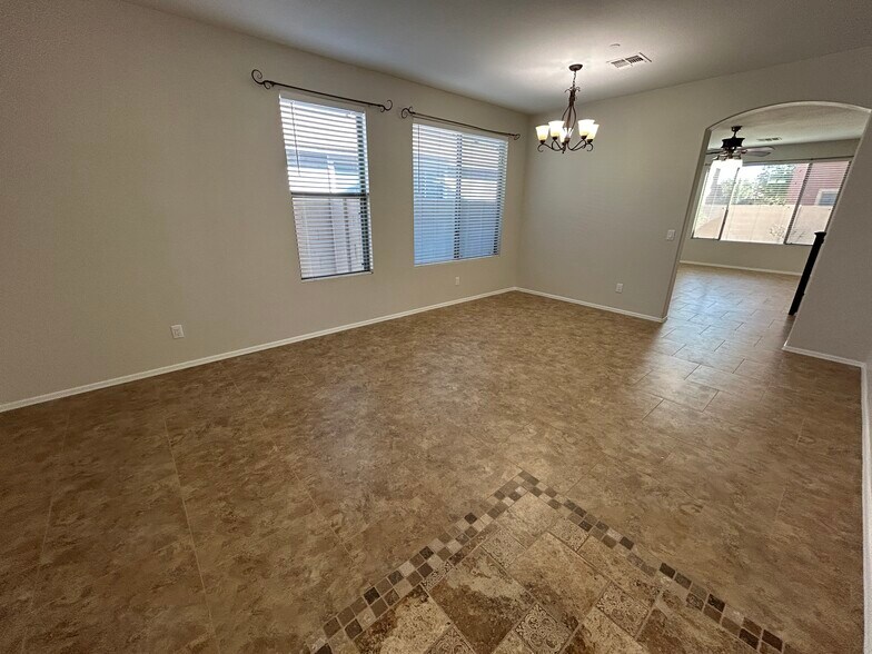 Building Photo - 4123 E Cherry Hills Dr