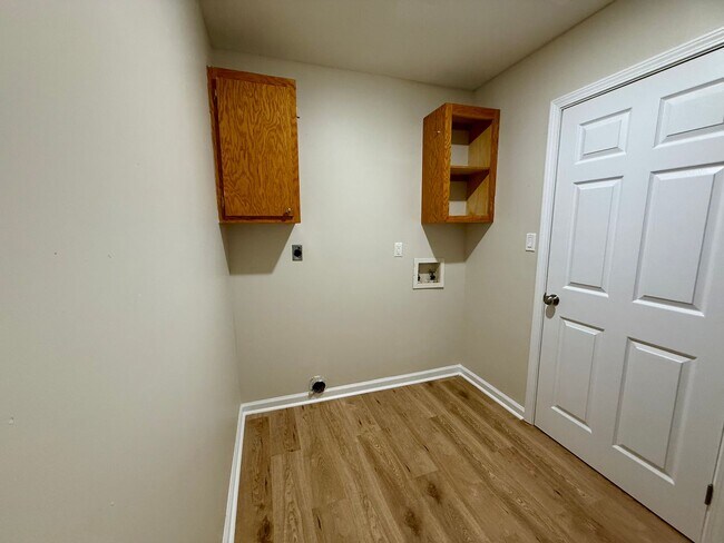 Building Photo - 3 Bedroom/2 Bathroom HOME FOR THE HOLIDAYS...