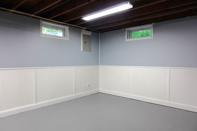 Building Photo - Newly Renovated 2 Bedroom