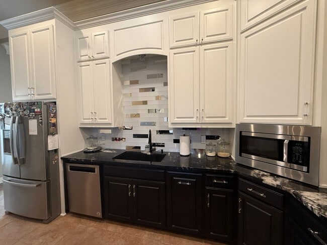 Building Photo - Must See this Beautiful  3/2 Townhome  Ava...