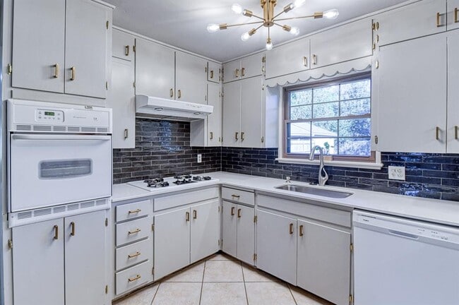 Building Photo - 1221 Cruce St