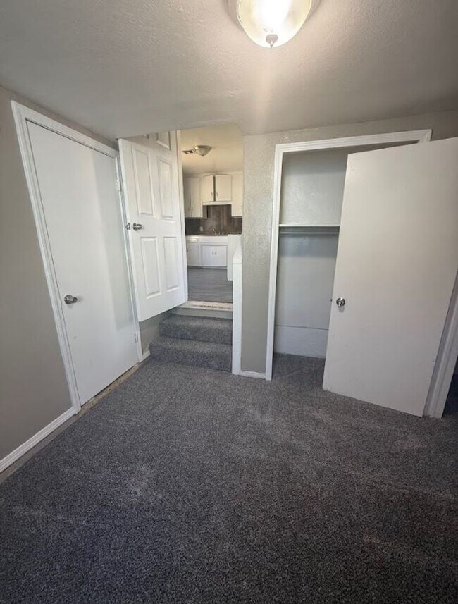 Building Photo - Charming 4 Bedroom House!