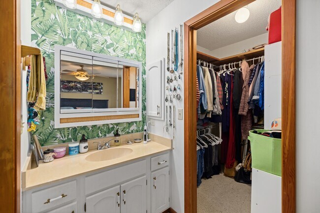 Building Photo - 206 Cedar Ridge Way