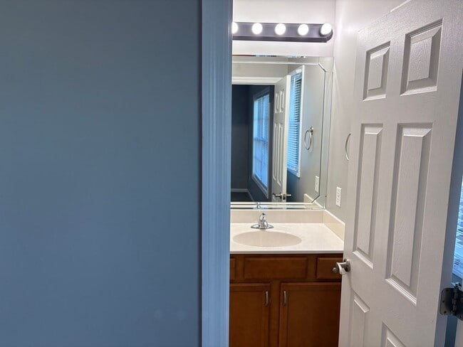 Building Photo - 5012 S Cross Point Ct