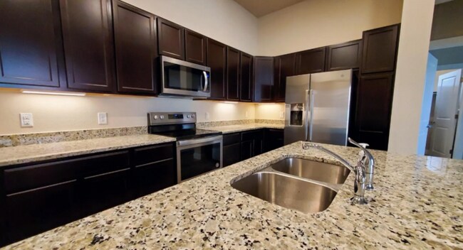 Building Photo - Large 2 Bedroom Condo with Patio!