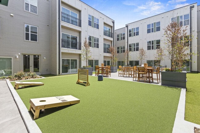 Building Photo - 601 W 9th St