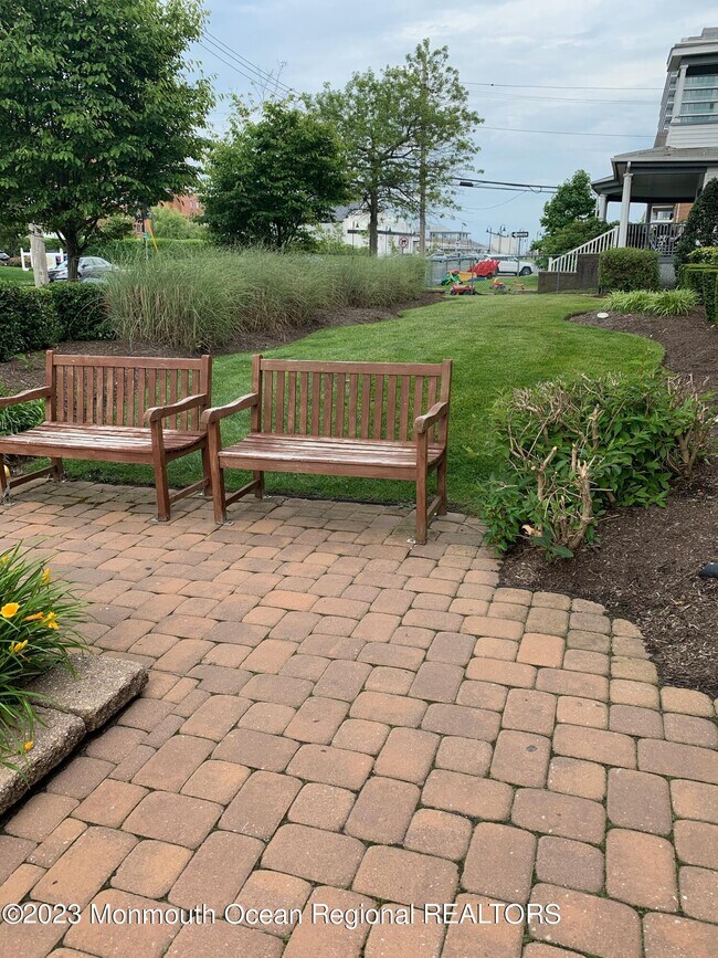 Building Photo - 304 4th Ave