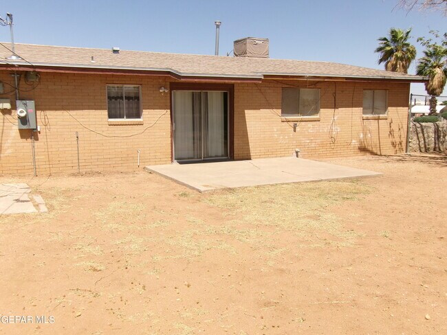 Building Photo - 10037 Oakwood Dr