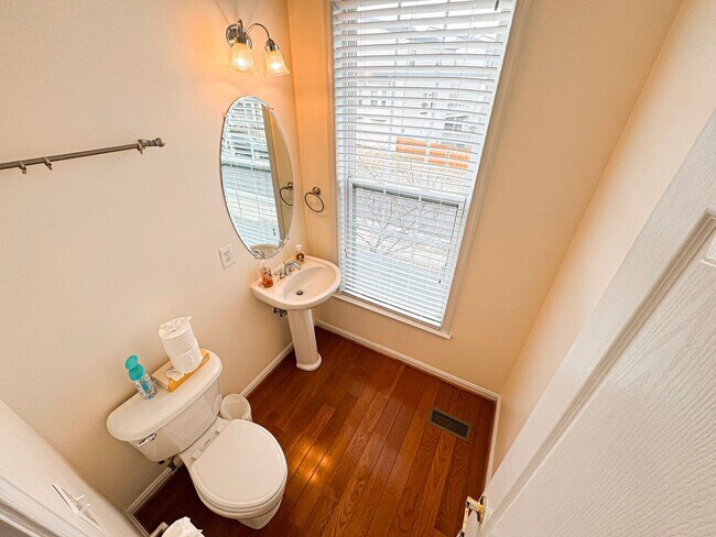 Building Photo - Stunning 3 Bed 2/2 Bath End-Unit Townhome In Desired Stone Ridge South