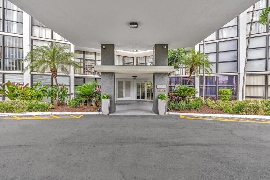 Building Photo - 1000 Parkview Dr