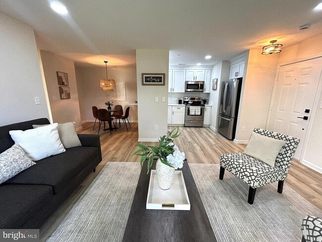 Building Photo - 1113 The Woods