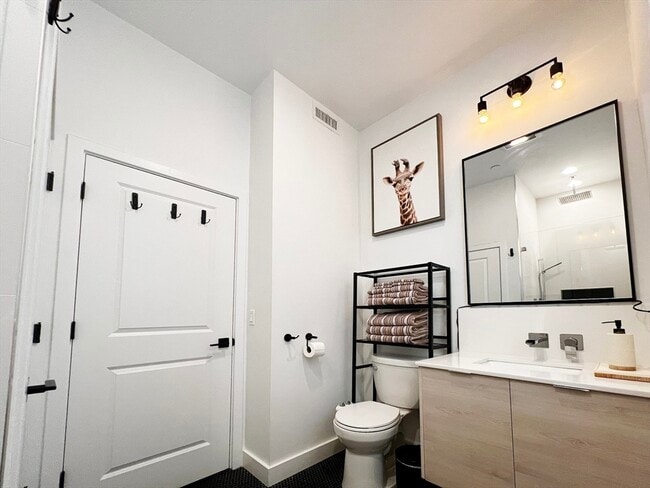 Building Photo - 360 Meridian St