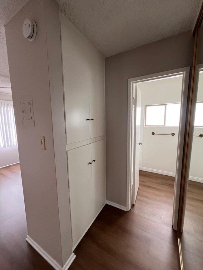 Building Photo - 1 Bedroom/1Bath Located in Downtown Long B...