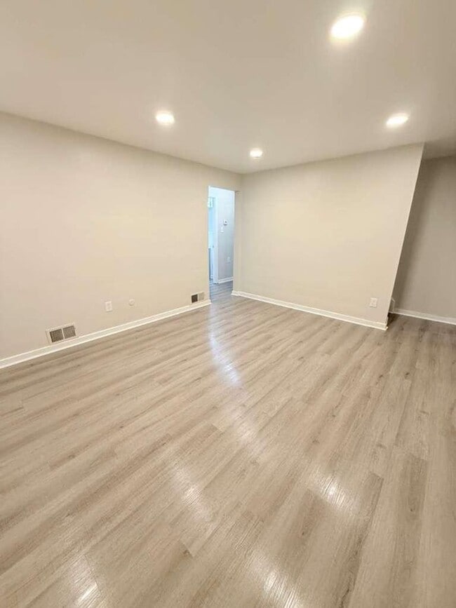 Building Photo - Spacious and beautifully updated 4-bedroom...