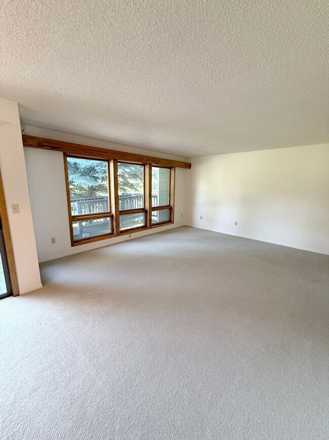Building Photo - Private and Quiet Six Bedroom Home on 1 Acre, Southside Bozeman