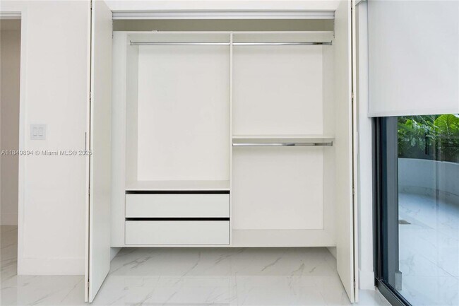 Building Photo - 700 NE 24th St