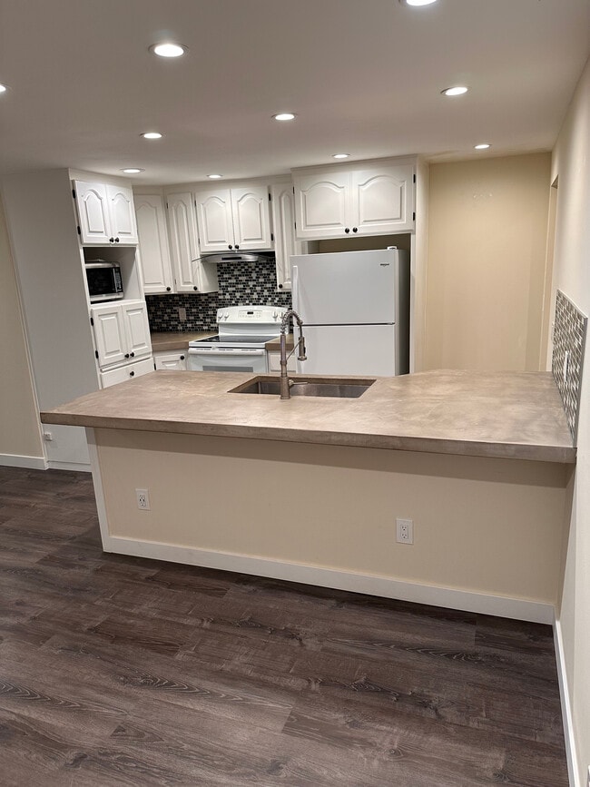 Building Photo - 2405 SW 106th St