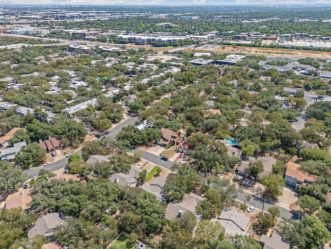 Building Photo - 8113 Baywood Dr