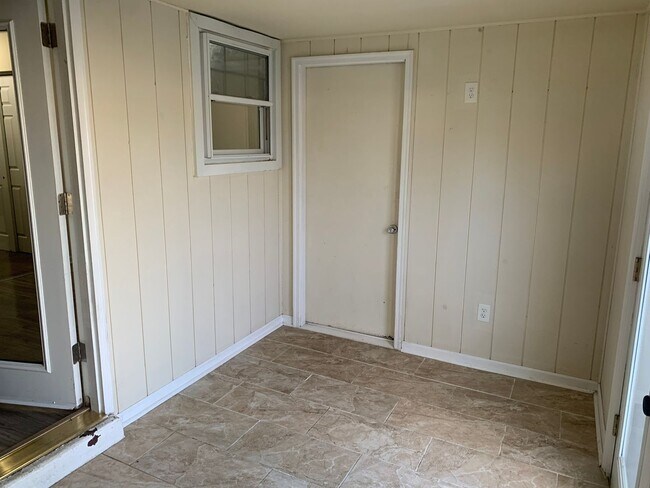 Building Photo - 3 Bedroom 1.5 Bathroom's