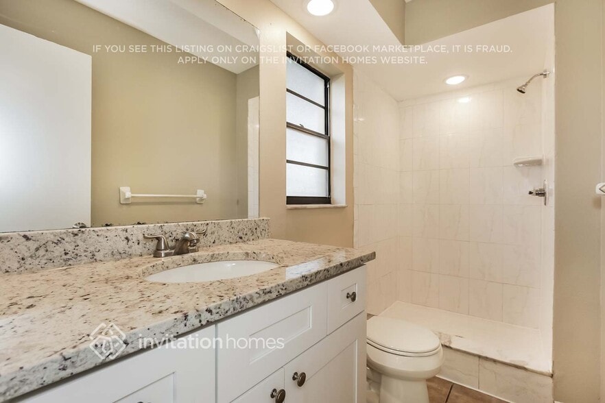 Building Photo - 1726 Lk Crst Ave