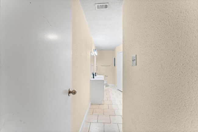 Building Photo - 5204 Beaverbrook Dr