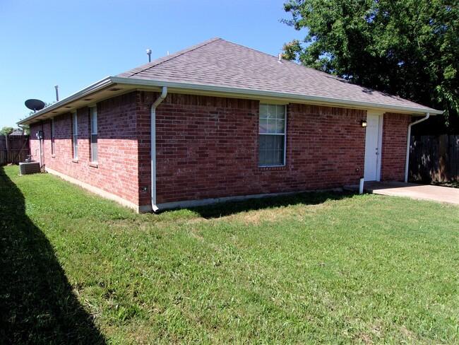 Building Photo - 3 BED 2 BATH 2 CAR GARAGE HOME- NW OKC