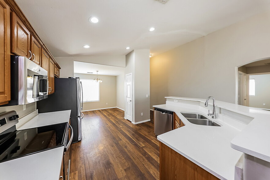 Building Photo - 2040 S 86th Ln