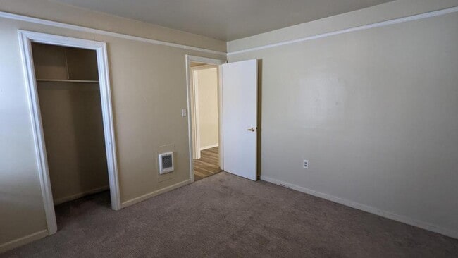 Building Photo - 1038 Howard St SE