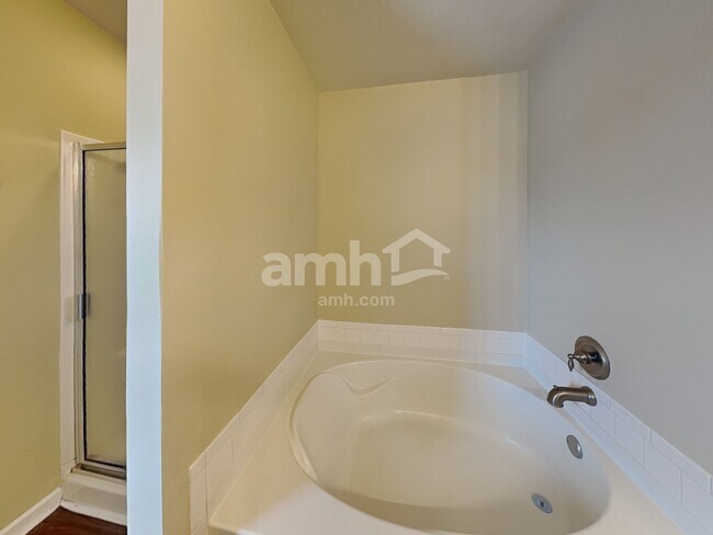 Building Photo - 467 Sedgewick Dr